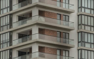 Vacaciones de verano y seguros: claves para proteger tu vivienda y comunidad en Marbella